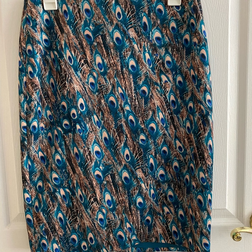 Peacock-print Talbots skirt. NEVER WORN! 23”L. 96% polyester/4% spandex.